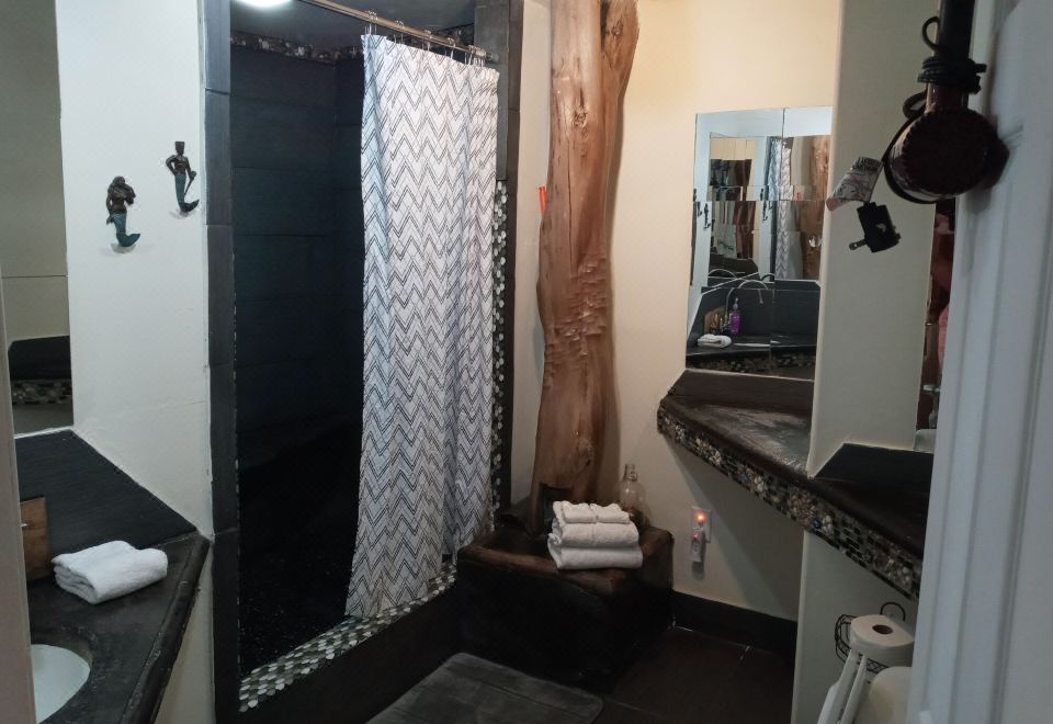 Aloha Crater Lodge Honeymoon Suite, 1 King Bed, Refrigerator & Microwave