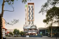 Holiday Inn WEST PERTH by IHG فنادق في بيرث