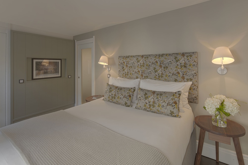 Luxury One Bedroom Apartment With Bed Alcove