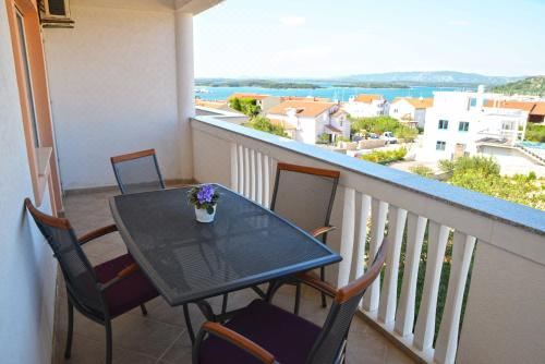 带露台的双卧室海景公寓