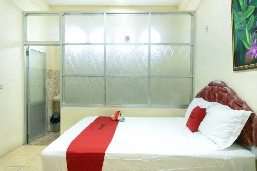 RedDoorz Near H. Hasan Aroeboesman Airport