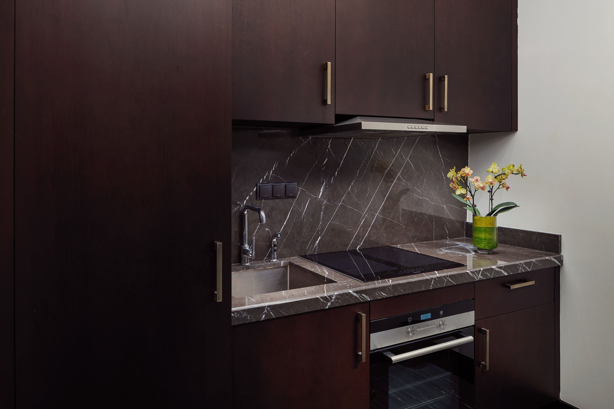 瑞吉套房，一卧室较大套房，1张特大床，河景