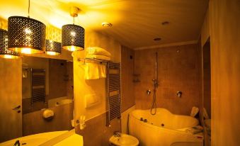 Silk Motel - Housity