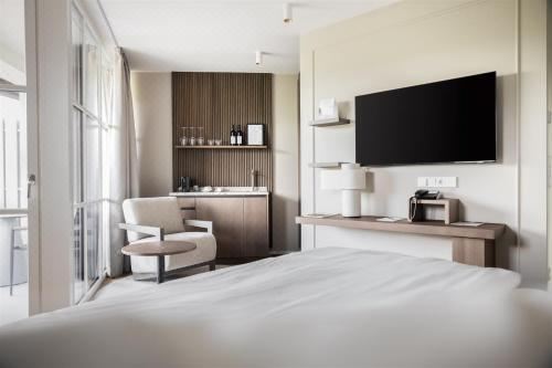 带阳台的小型套房