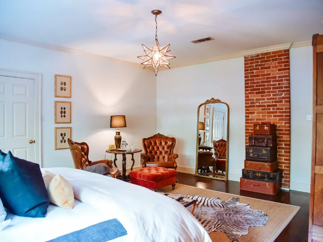 The English Merchant's Inn - Midlothian, TX