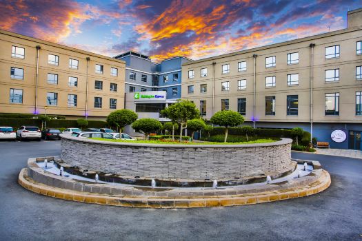 โรงแรม Holiday Inn Express Sandton Woodmead บาย IHG