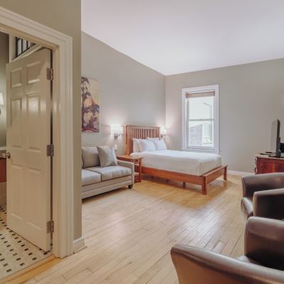 Deluxe Queen Room with Sofa Bed Foster's Inn Promo Code