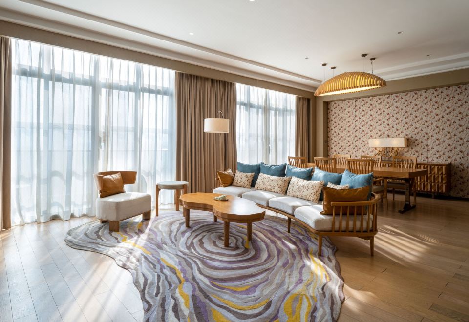 豪华套房（金可儿床垫+独立阳台+书桌+小童乐园）