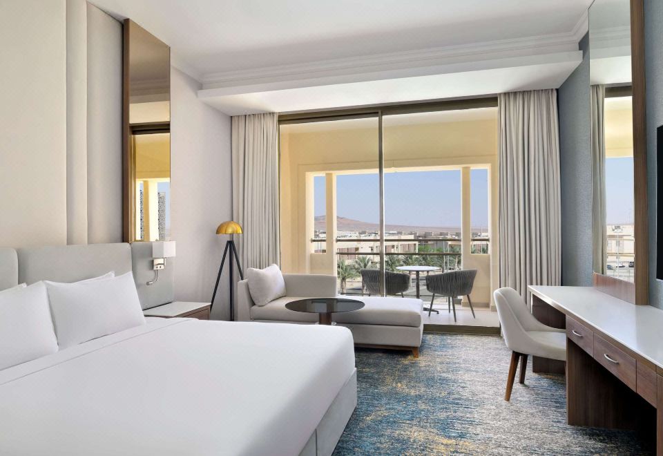 豪華雙人床泳池景觀房