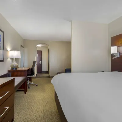 Comfort Suites Benbrook - Fort Worth Southwest Отели рядом с достопримечательностью «Хален Молл»