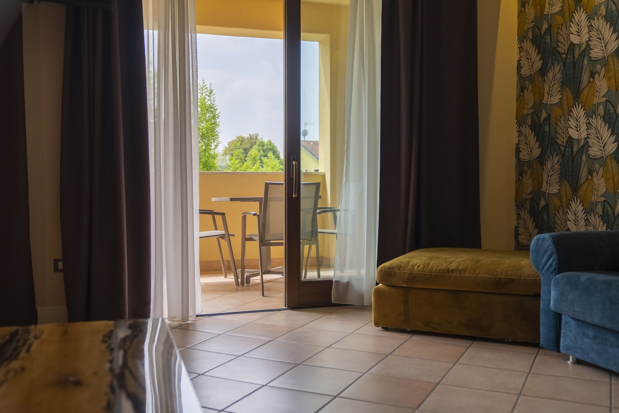 小型开间套房， 1 张特大床和 1 张梳化床