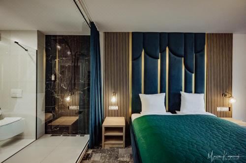 带阳台和海景的豪华双人房