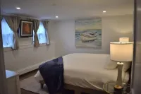 Anchors Away Inn 2 Br Apt 1 min walk to the Beach King & Queen