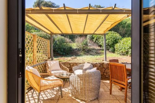 享有游泳池景致的一室公寓