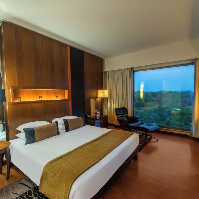 Presidential Suite With Bathtub, 2-Way Airport Transfer O Hotel Pune Promo Code