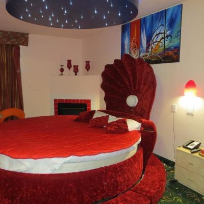 Standard King Room with  Jetted Tub Crystal Star Inn Edmonton Airport Promo Code