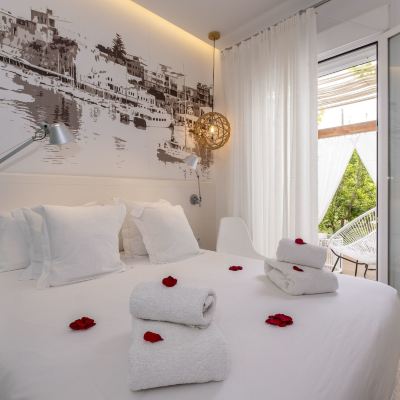 Economy Double Room with Terrace Hotel Abril 37 Promo Code