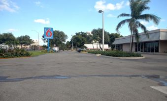 Motel 6 - Miami, FL – Miami International Airport
