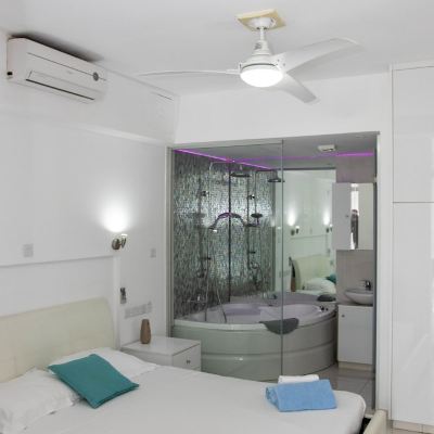 Romantic Studio, 1 Queen Bed, Jetted Tub (1)