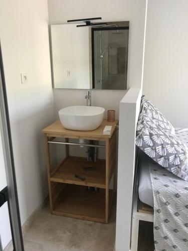 享有游泳池景致的一室公寓