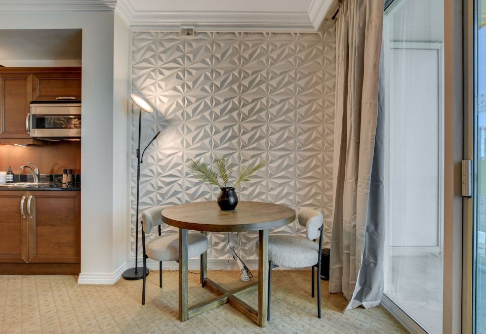 精英一室套房，1张特大床带梳化床，冰箱和微波炉，城市景观