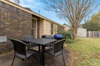 Large Fenced Yard Near Midtown- Shamrock Stay
