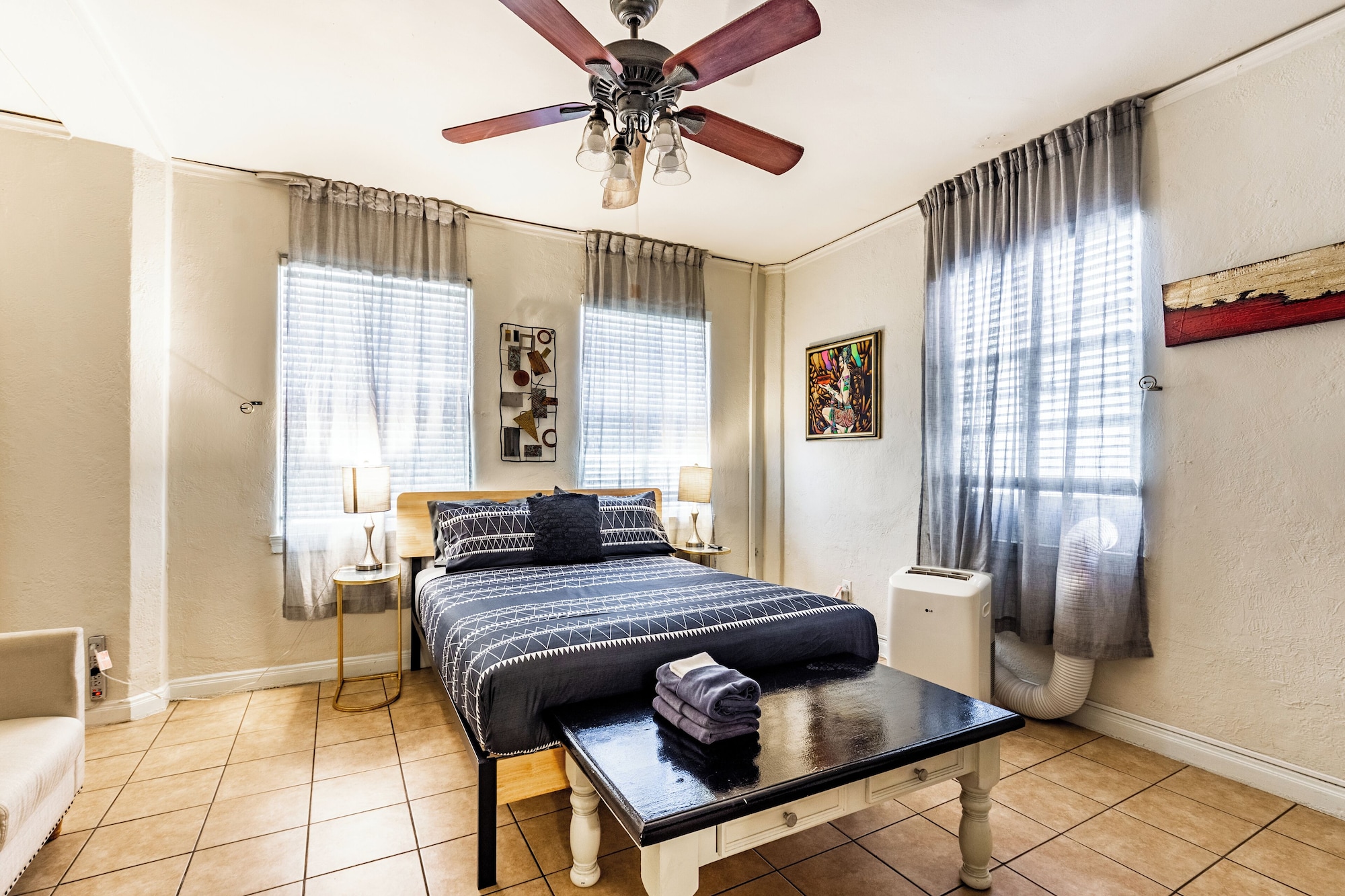 标准开间， 1 张大床， 冰箱和微波炉