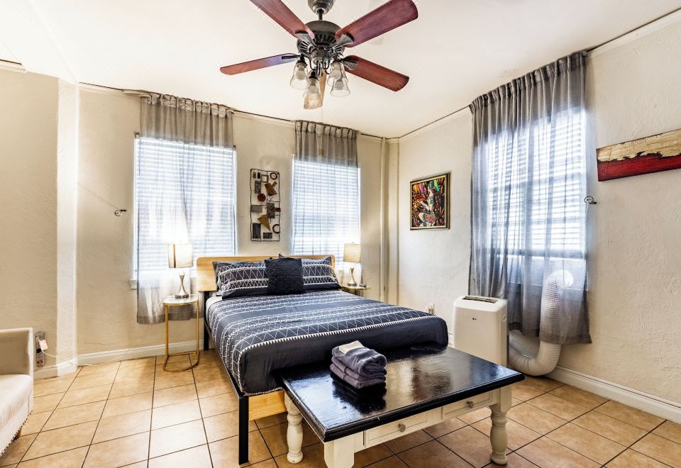 标准开间， 1 张大床， 冰箱和微波炉