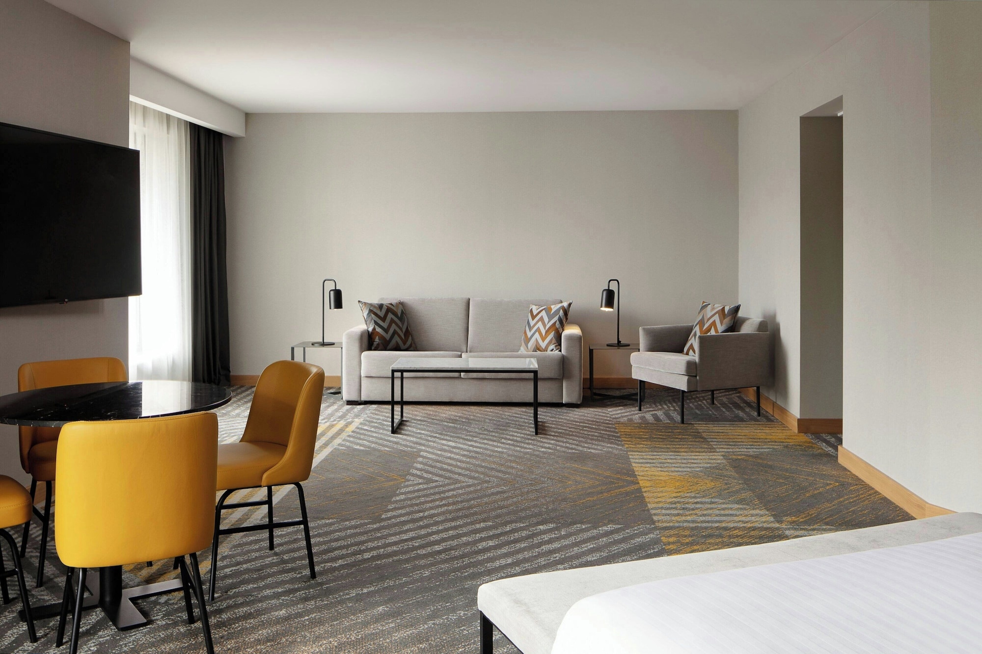 小型套房一卧室特大床梳化床自由广场景和城景