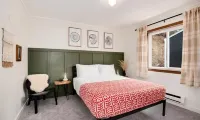 Aspen Glow Cabin - a charming 2-bedroom cabin with mountain views & wood stove