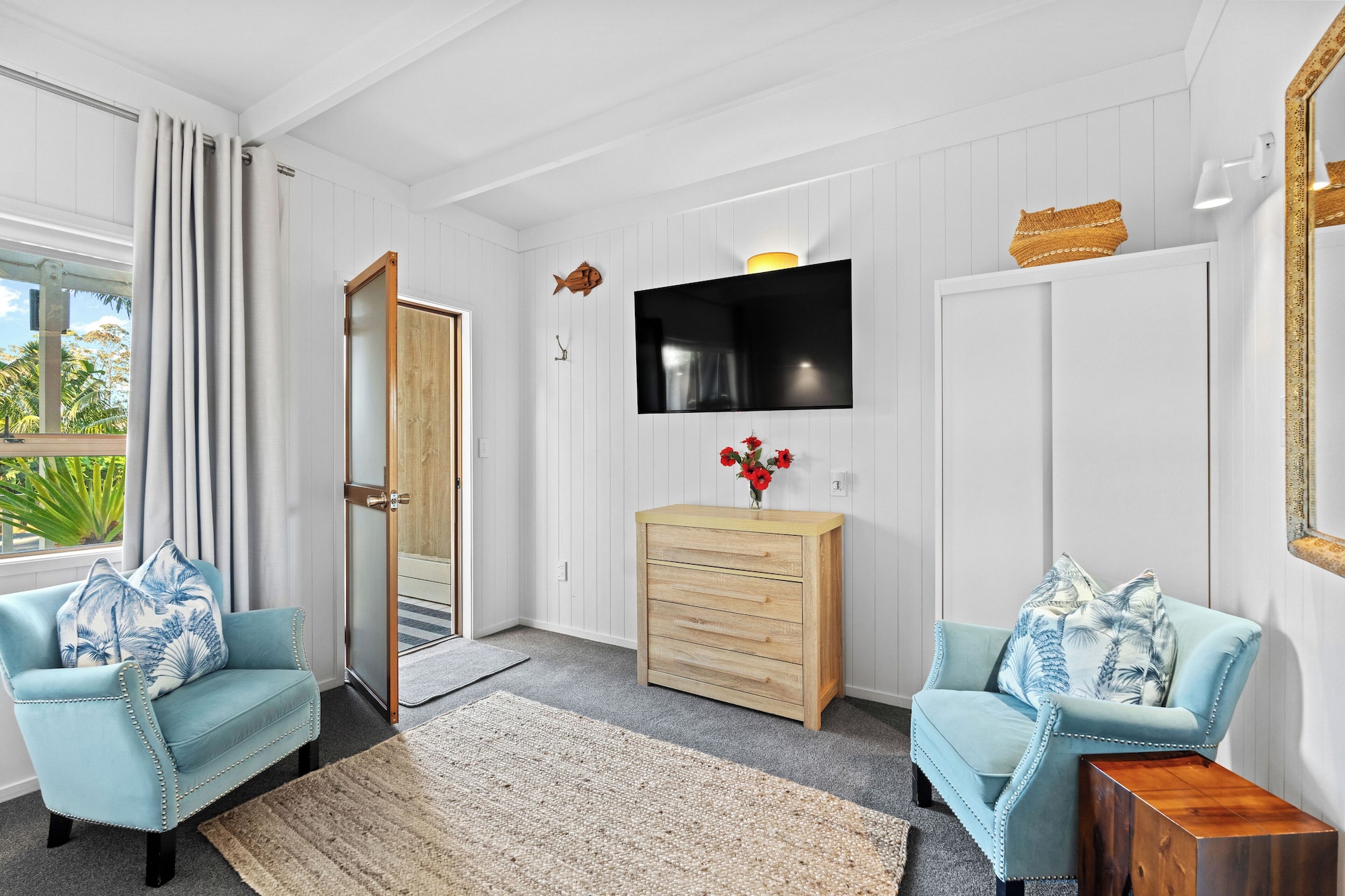 行政开间套房， 1 张特大床， 泳池景观