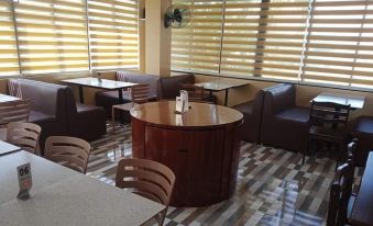 Tops Lodging House - Housity