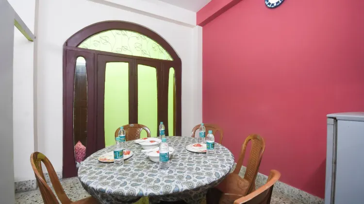 OYO 76119 Smriti Villa 食事・レストラン