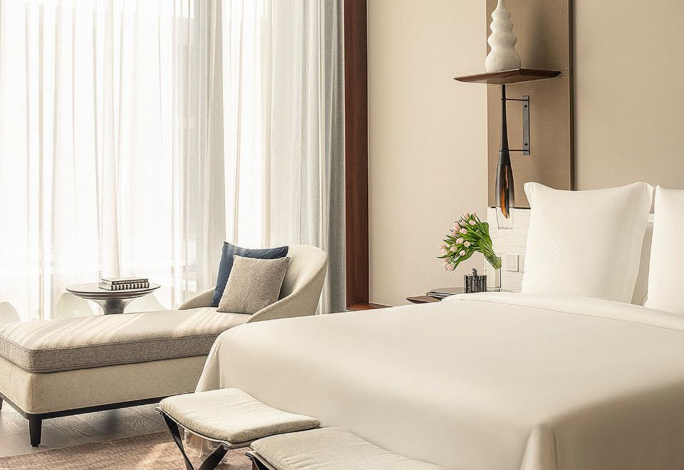 尊贵阳台大床房