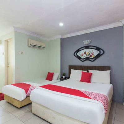 Suite Bertiga Kupon OYO 90118 Suntex Hotel