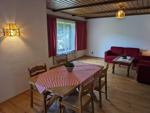 带阳台的两卧室公寓