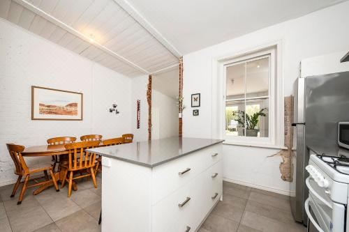 Captain's Heritage Cottage - Central Fremantle 2 Bedroom Historic Cottage Two-Bedroom Apartment