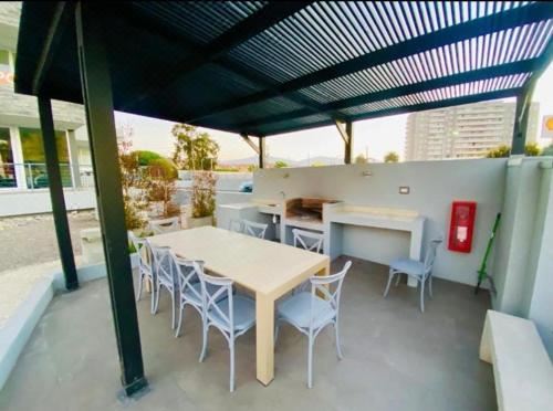 带阳台和海景的两卧室公寓