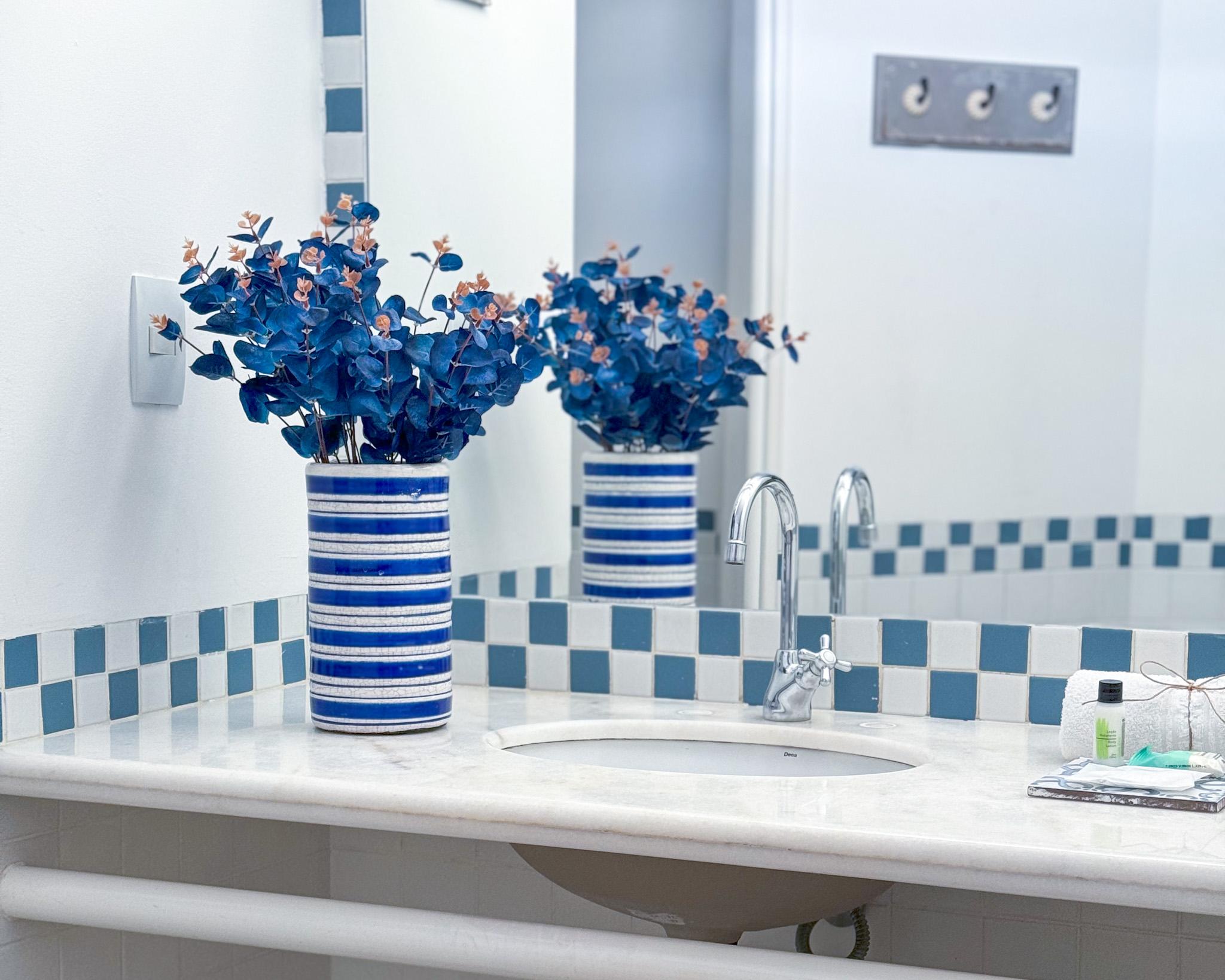 行政套房， 1 张大床， 湖景