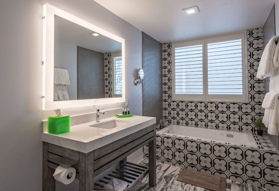 Lexen Hotel - North Hollywood Near Universal StudiosDeluxe Two Queen Room with Balcony