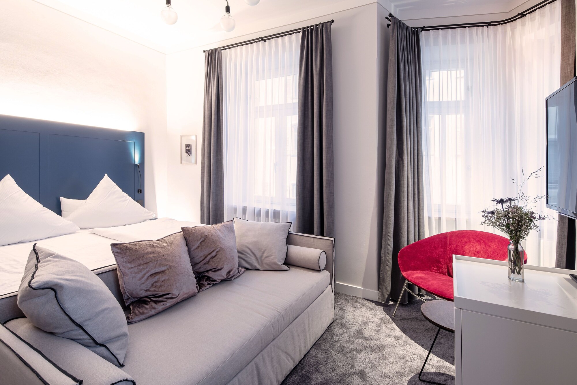 Villa Rein Boutiquehotel高级双人房， 1 张特大床， 阳台， 山景