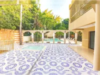 VIP - "Villa Infinito"Bani's Beachside Mansion! Отели в г. 