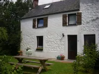 Tranquil Forestside Cottage Hotels in 