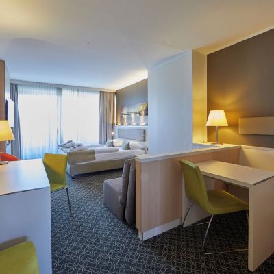 尊享特大床房（帶陽台） 塞文林霍夫科隆市美居飯店優惠