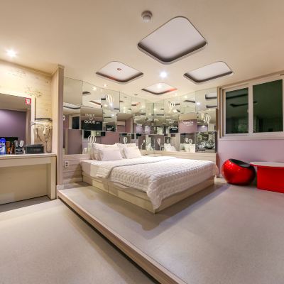 Standard (Luxury Bedding, Bathtub Front Desk Inquiry)