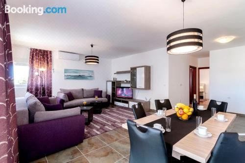 帶陽臺和海景的兩臥室公寓