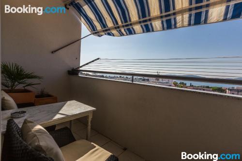 带阳台的两卧室公寓