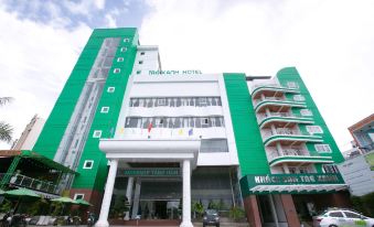 "a large green building with a sign that reads "" yangpa hotel "" prominently displayed on the front of the building" at Tre Xanh Hotel