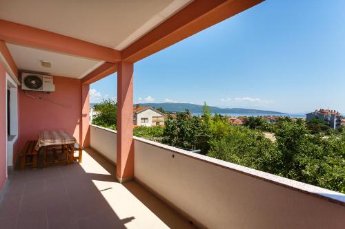 带阳台和海景的两卧室公寓