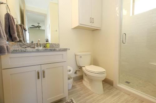 Contemporary, Luxury Retreat on Lake LBJ with Heated Pool Apartment